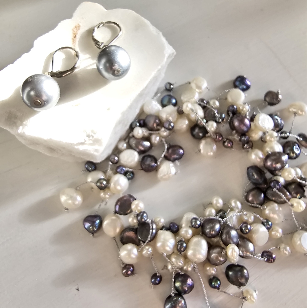 🍋 Freshwater pearl bracelet and grey pearl drop earrings.
